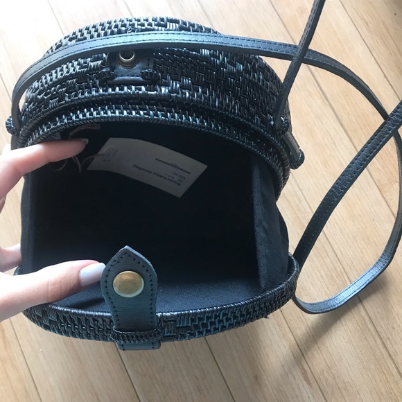 Adorable black round rayan bag by The Canyon - Picture 3 of 7